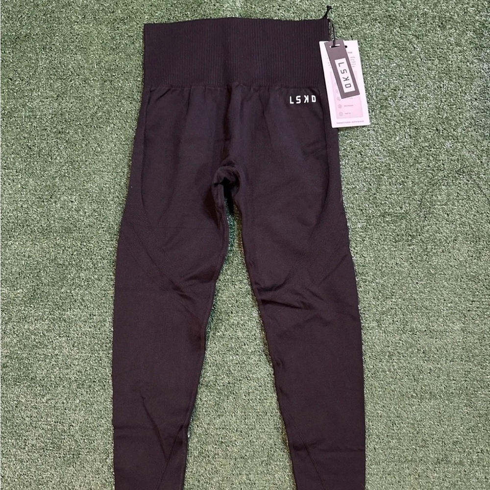 Pair of LSKD black seamless leggings are new with tags

Size Small